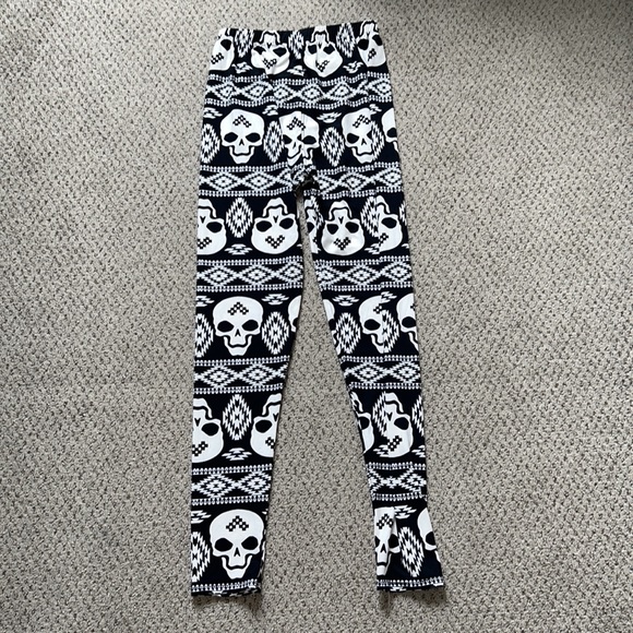(3 for $12) Skull Leggings 💀🖤 - Picture 2 of 3
